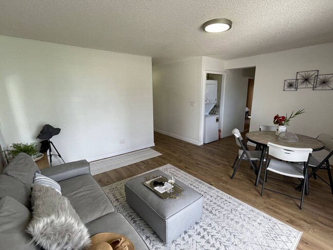 Building Photo - 2 Bed 2 Bath Fully Furnished Unit Central ...