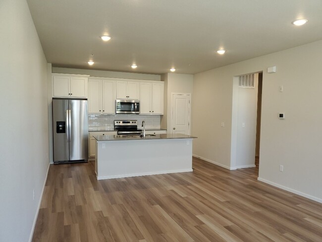 Building Photo - Fort Collins Brand New 2 Bed / 2 Bath 1st ...