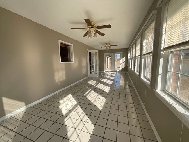 Building Photo - Greenback 37742 - 3 bedroom, 3.5 bath home with bonus room/possible 4th bedroom - Call Terri Kerr...