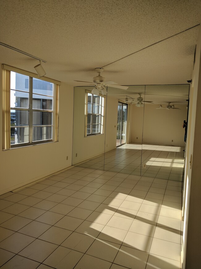 Florida room with wet bar. - 198 NW 67th St