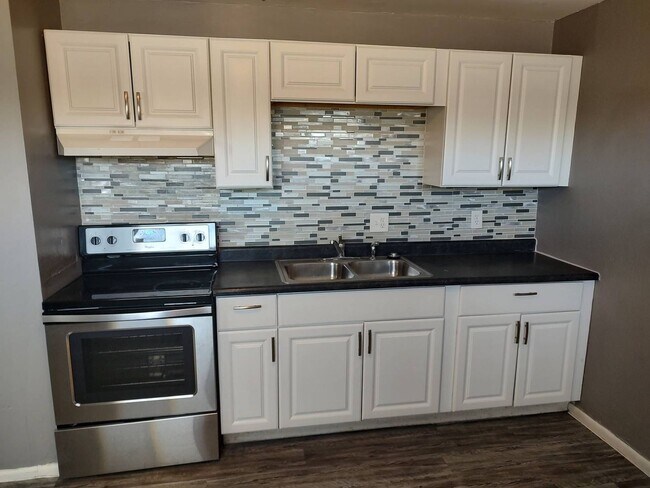 Building Photo - 1 Bedroom - 1 Bath -  Plus Office - 795 Sq...