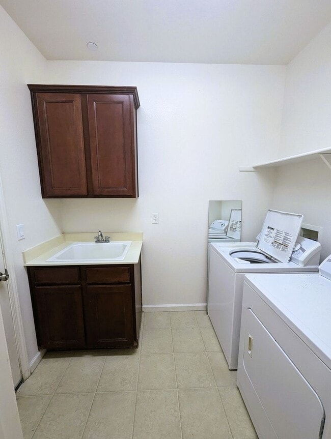 Building Photo - Very nice family home