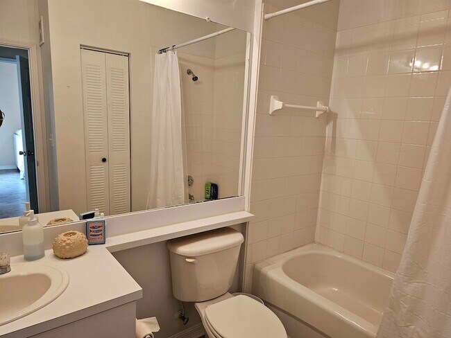 Building Photo - 605 Fairway Dr