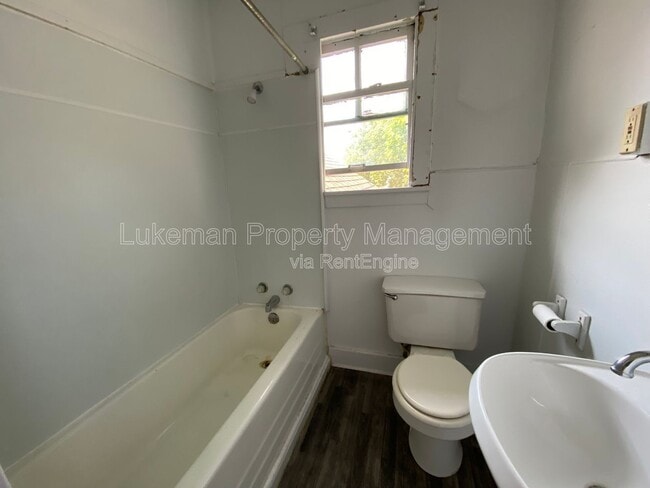 Building Photo - 827 W Cedar St