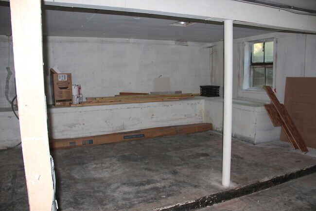 Building Photo - Donelson - Updated 2 bedroom 1 bath - tons of parking & storage!