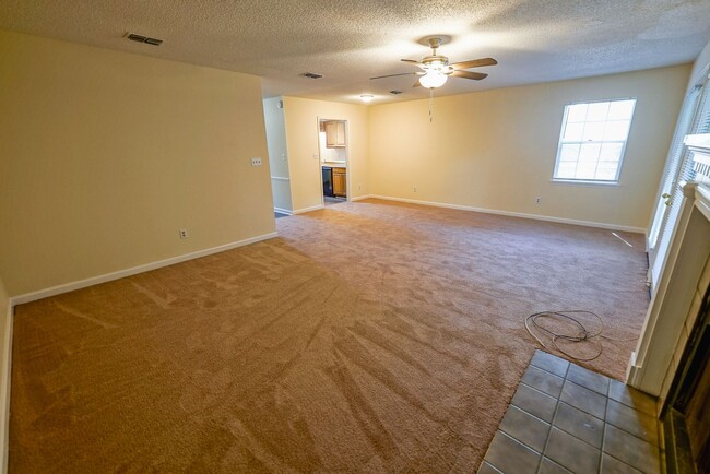 Building Photo - Super Cute 3 bedroom 3 bathroom townhome o...