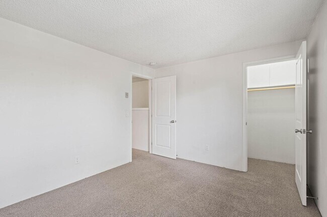 Building Photo - Well-maintained 2-bdrm/1-bath unit in tri-plex—On-site laundry, off-street parking, storage