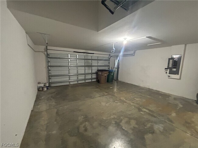 Building Photo - 3921 NE 15th Pl