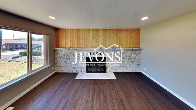 Building Photo - Near Randall Park - Charming home with two kitchens and washer/dryer included!