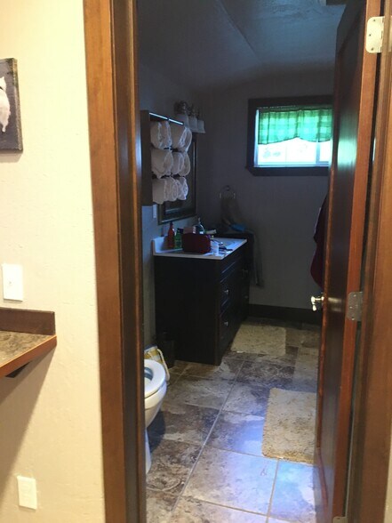 bathroom - 908 E Sherman Ave