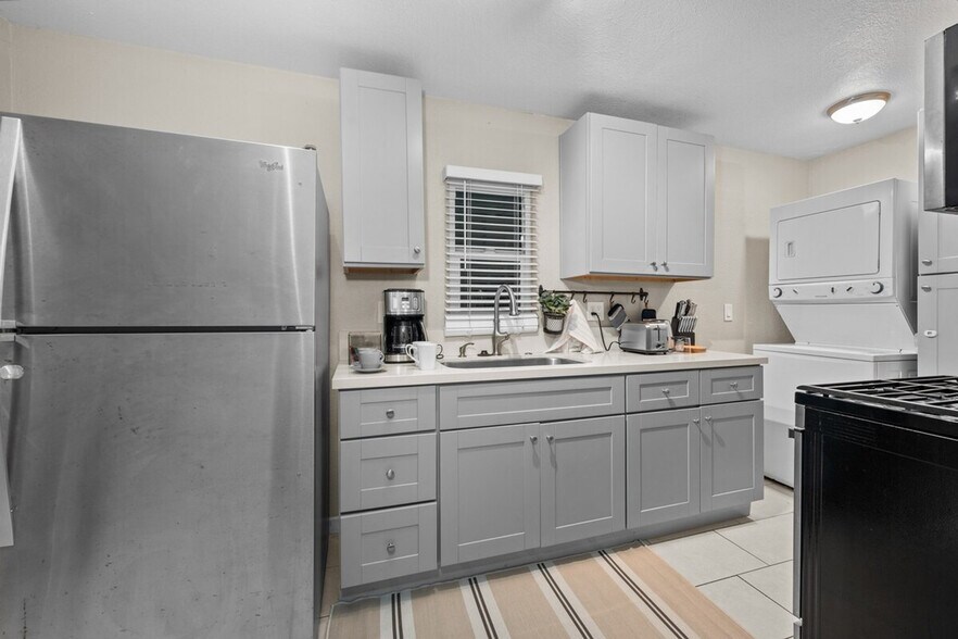 Building Photo - 233 28th St