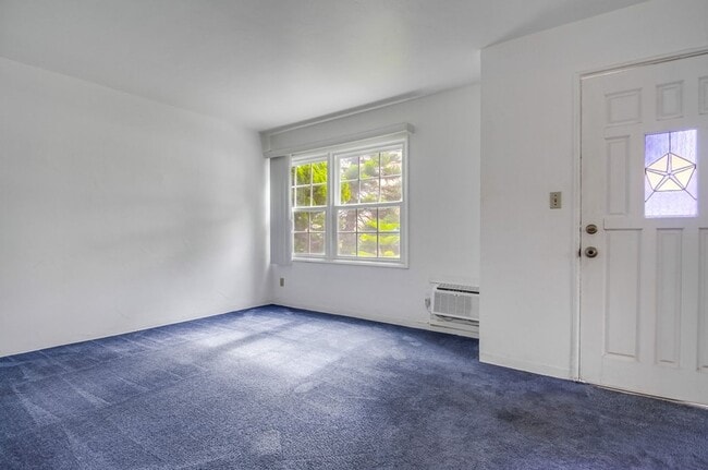 Building Photo - Price drop! Cozy Home Between Mission Beach and Mission Bay with Parking and Rooftop Deck!