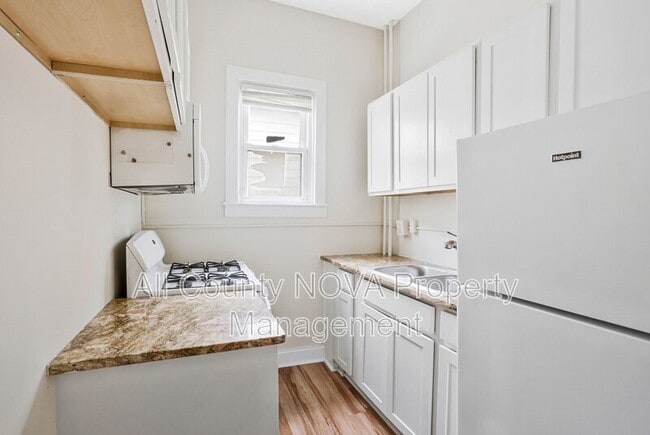 Building Photo - 305 9th St