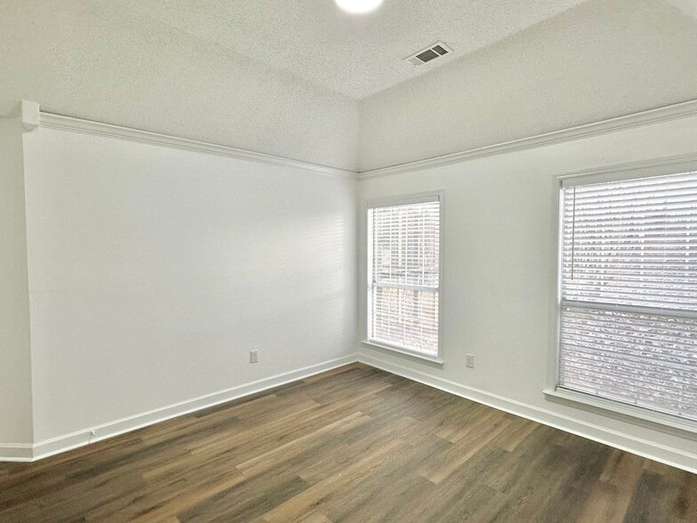 Building Photo - 5445 Pine Oak Ln