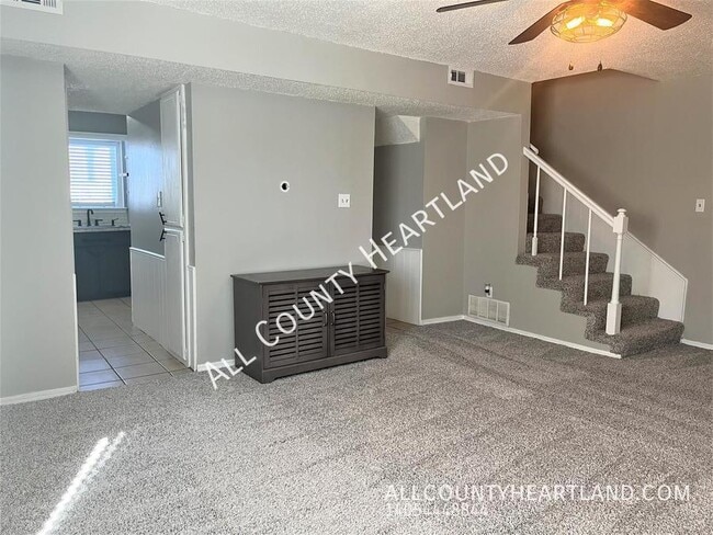 Building Photo - 221 Jason Dr