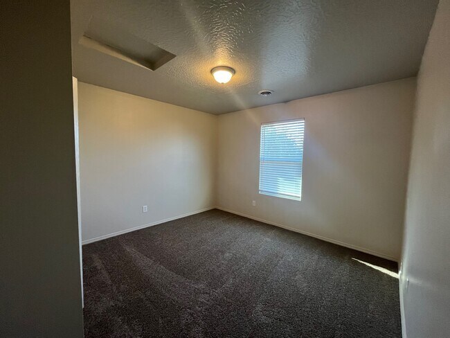 Building Photo - 945 W Woodpine St