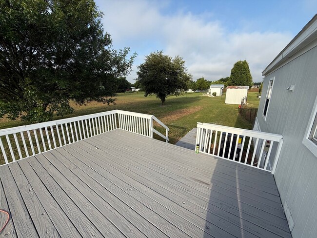 Building Photo - Charming 3 bed 2 bath on 1 acre lot