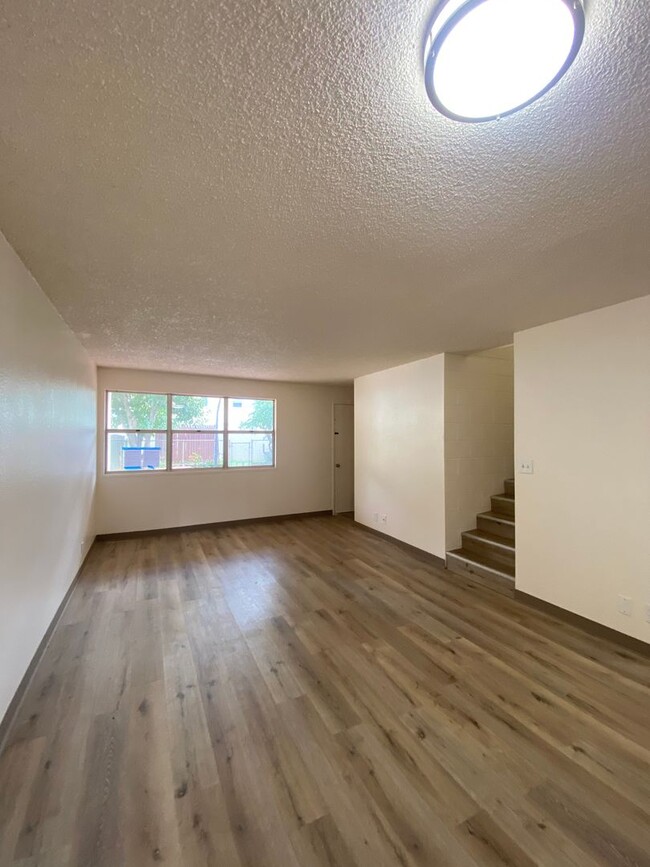 Building Photo - Renovated 4 Bedroom, 1.5 Bath Townhome