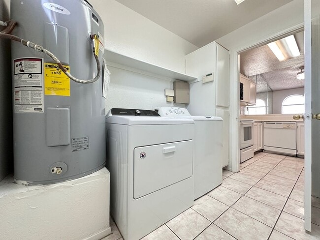 Building Photo - El Parque Condo