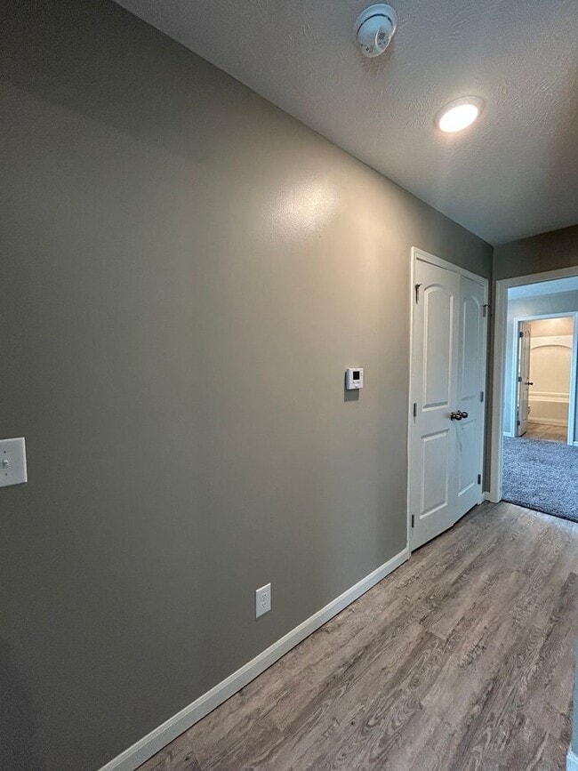 Building Photo - Spacious 4 Bedroom Duplex Near Village Pointe