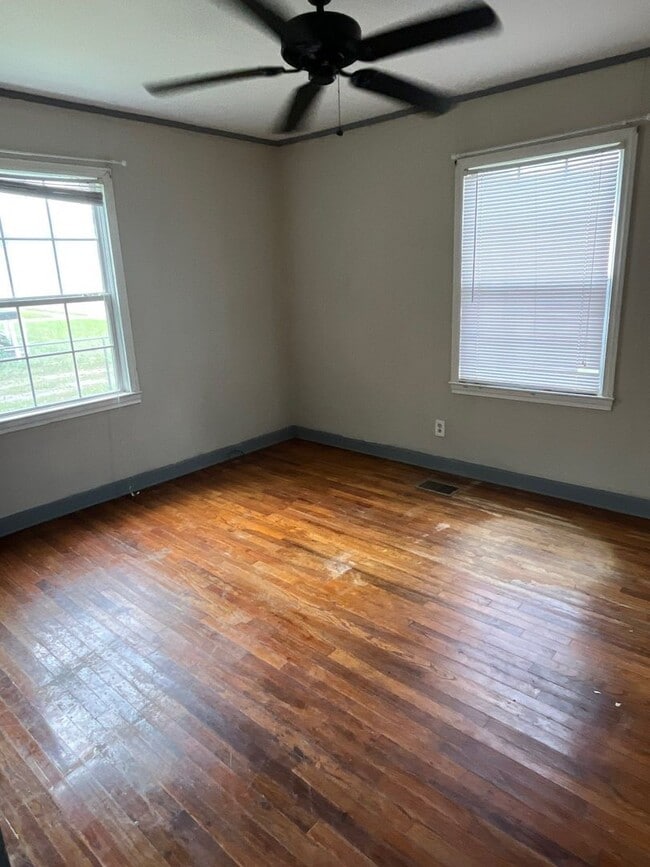 Building Photo - 2 bed 1 bath house- Walk to stadium! Available Mid-May!