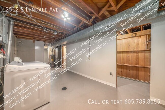 Building Photo - 2512 S Lyndale Ave