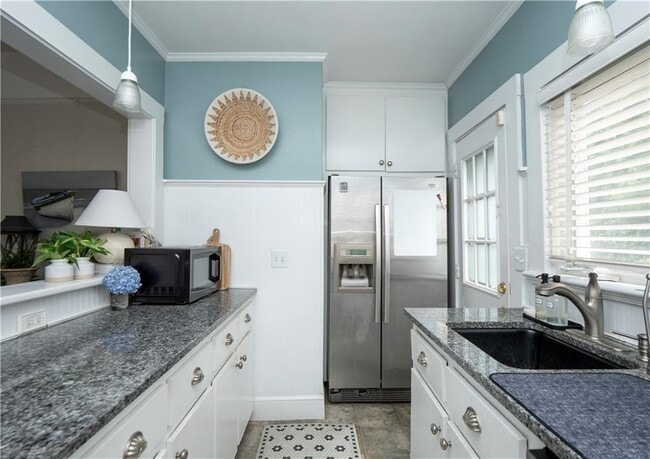 Building Photo - 3 Pell St