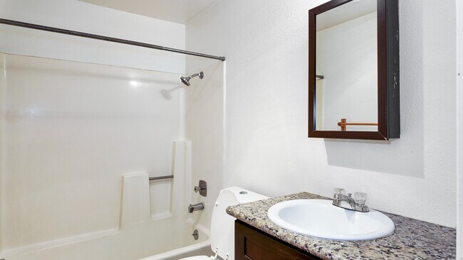 Building Photo - Spacious Apartment in Cozy Tacoma Neighborhood