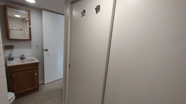 Building Photo - 1960 Illinois St