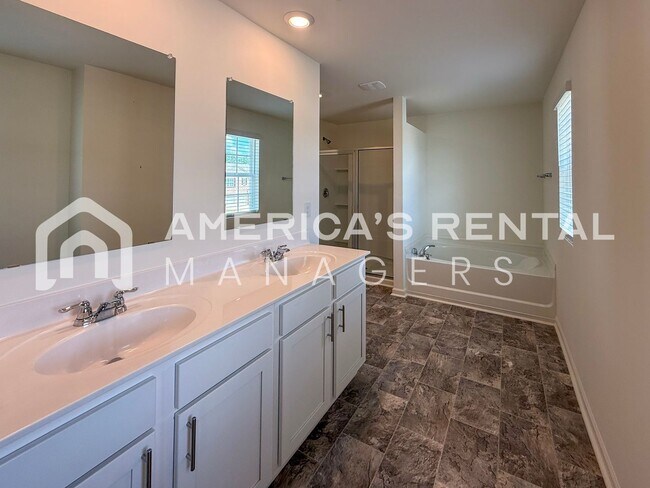 Building Photo - Move-in Special! Beautiful 5 Bed, 2 Bath h...