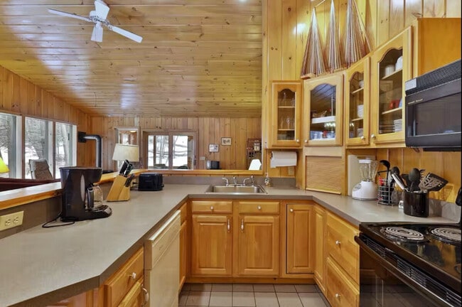 Building Photo - 4155 Lake Shore Dr