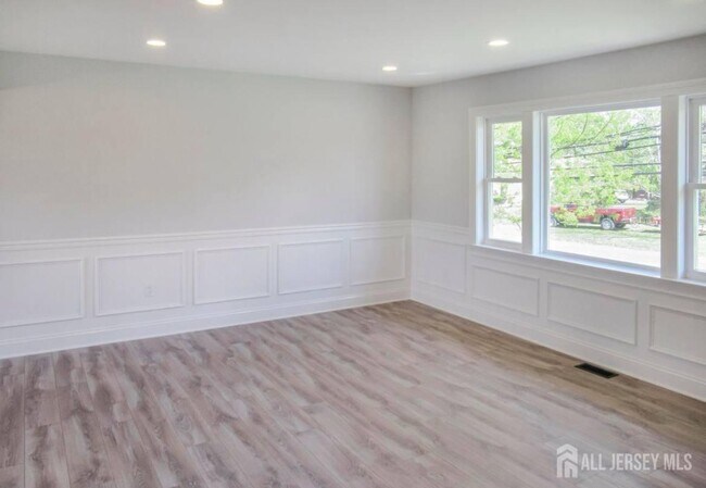 Building Photo - 156 Cliffwood Ave W