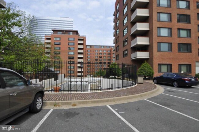 Building Photo - 1011 Arlington Blvd