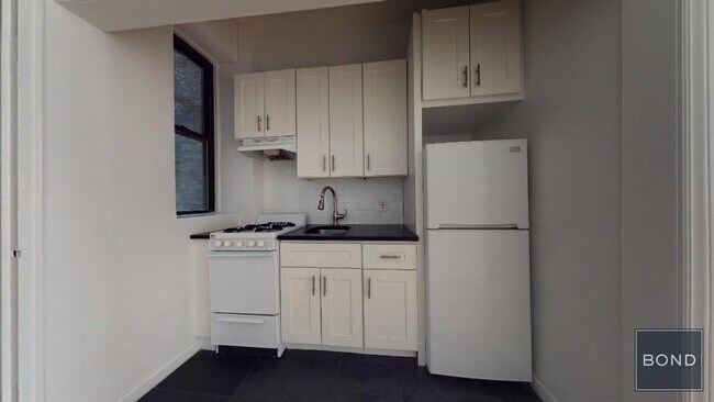 Building Photo - 158 E 82nd St
