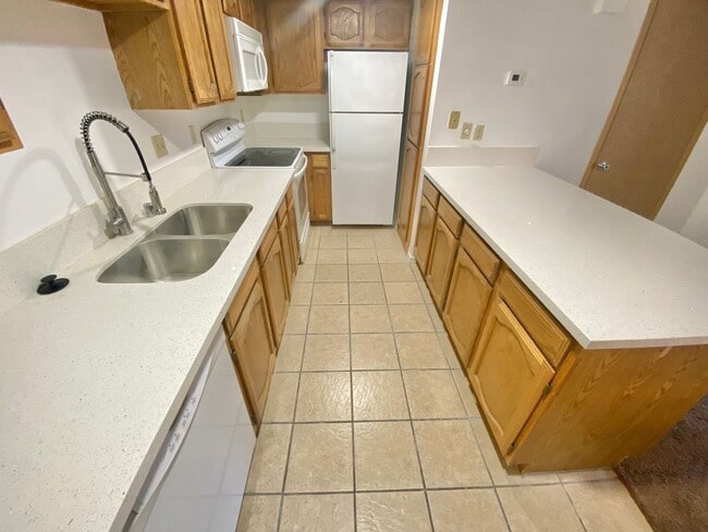 Building Photo - 1 BEDROOM / 1 BATH GATE COMMUNITY/ LOCATED...