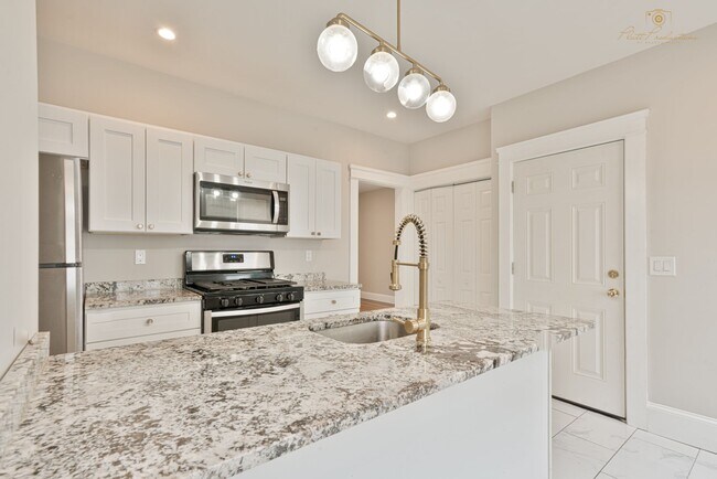 Building Photo - Completely renovated studio with all utils included AVAILABLE 6/1/2026