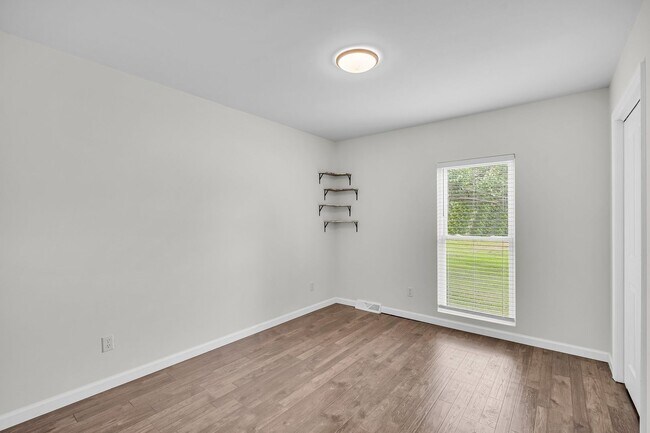 Building Photo - Comfortable Living with Modern Upgrades in Prime Goose Creek Location