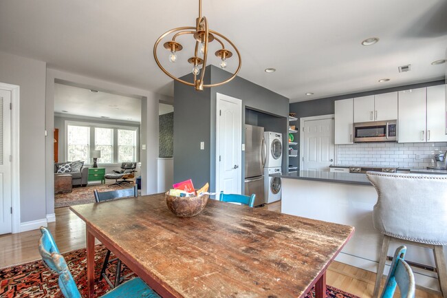 Building Photo - Beautiful Clayton Condo