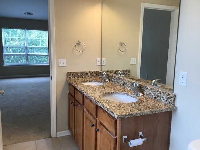 Building Photo - 11 Knoll Ridge Dr