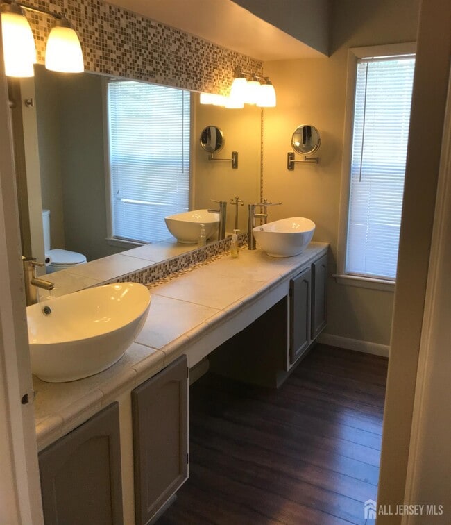 Building Photo - 202 Salem Ct