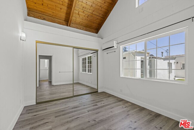 Building Photo - 11151 Hortense St