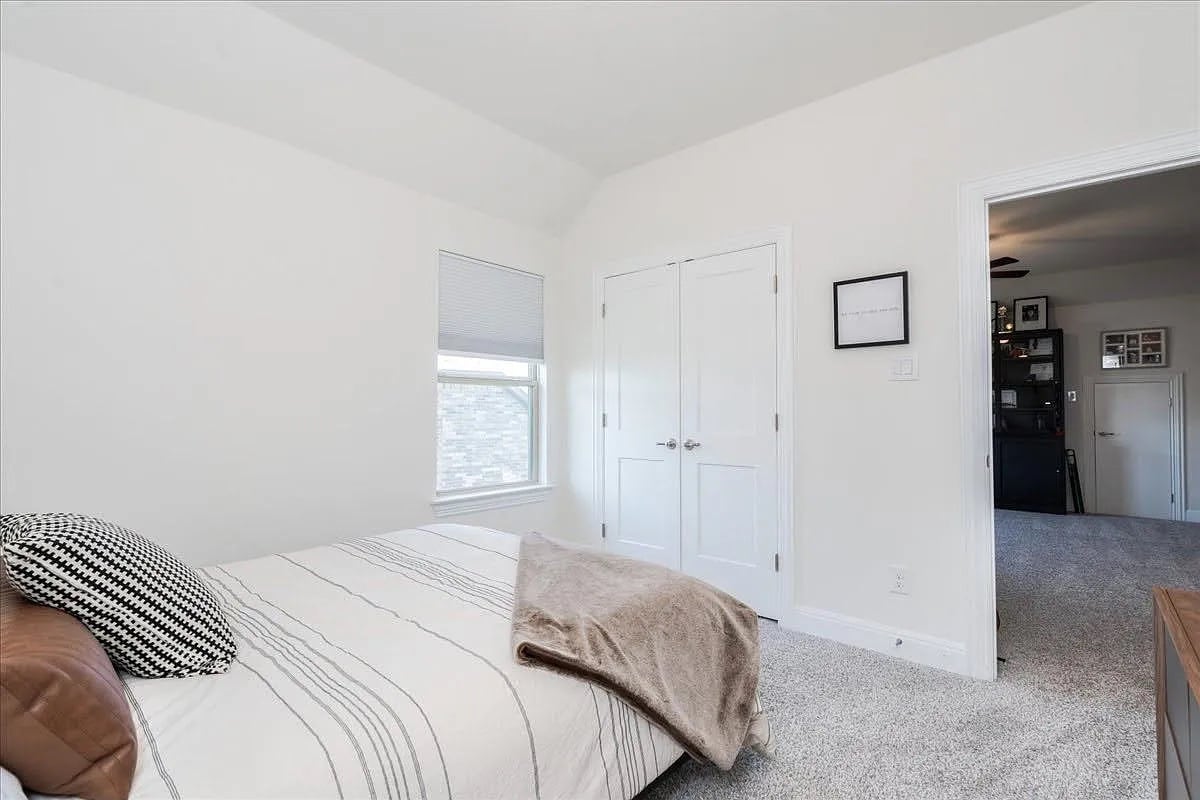 Building Photo - Room in House on Fresno Ave