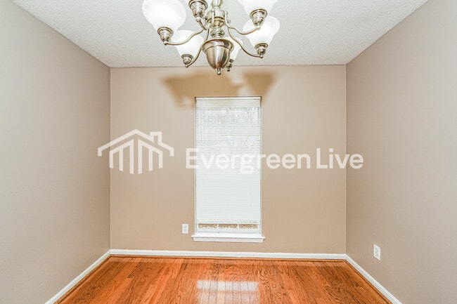 Building Photo - 2027 Townhouse Ln