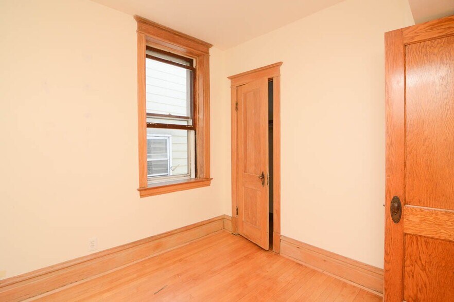 Building Photo - 2234 W Walton St