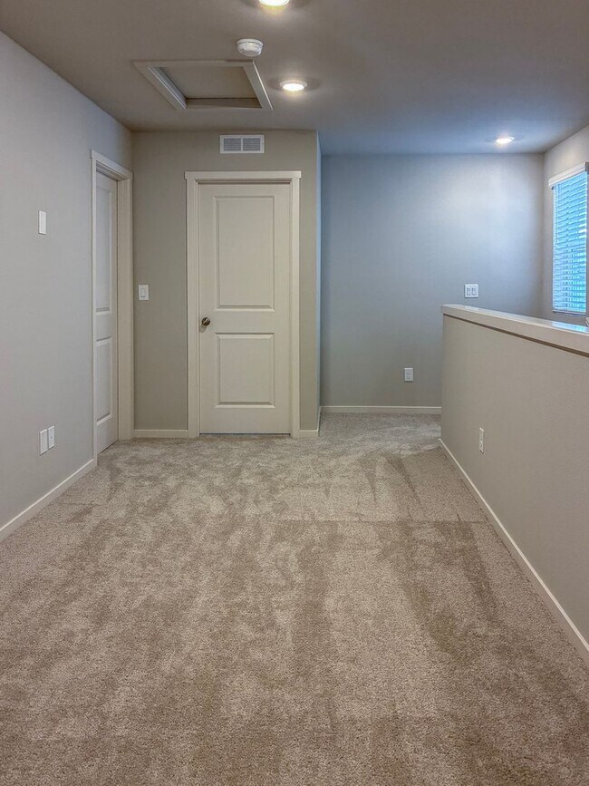 Building Photo - New Townhome 3 Bedroom Available now in Smith Creek Neighborhood