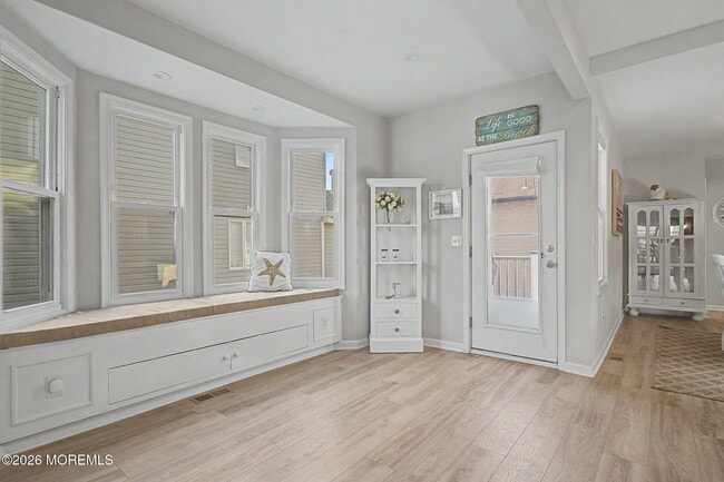 Building Photo - 10 Center St