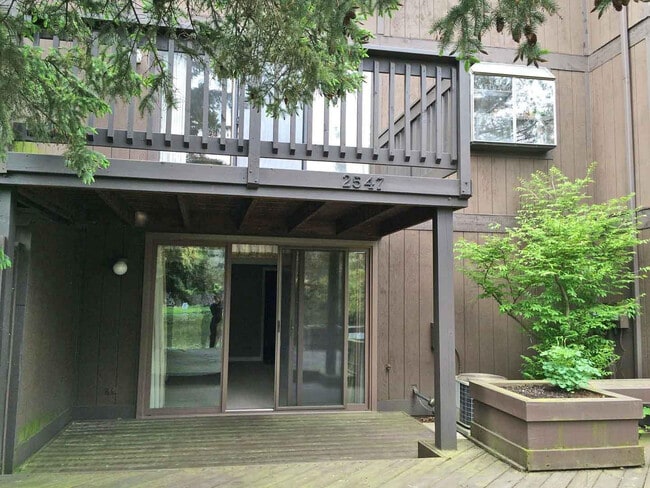 Building Photo - 2547 Meade Ct