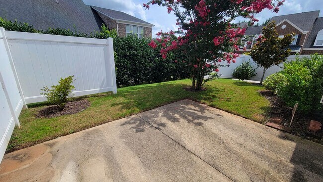 Building Photo - 4 Bed, 3.5 Townhome in Five Forks is Avail...