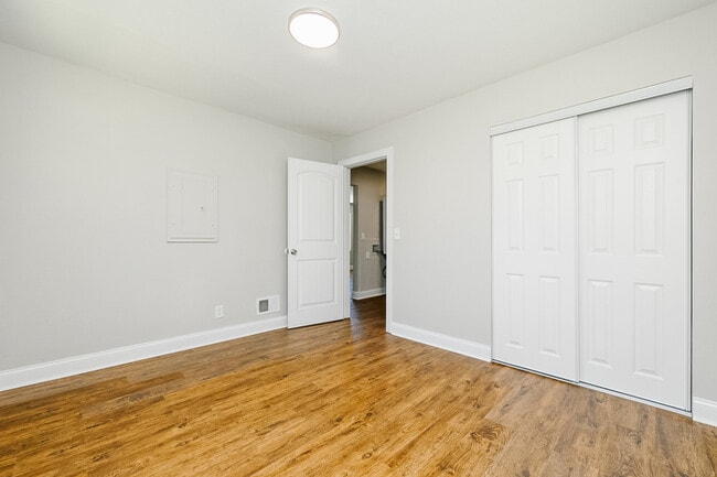 Building Photo - NEWLY RENOVATED 2 bedroom, 1 bathroom at G...