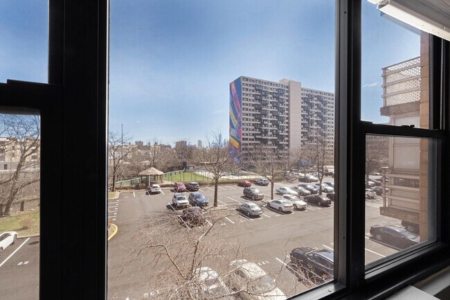 Building Photo - 201 St Pauls Ave